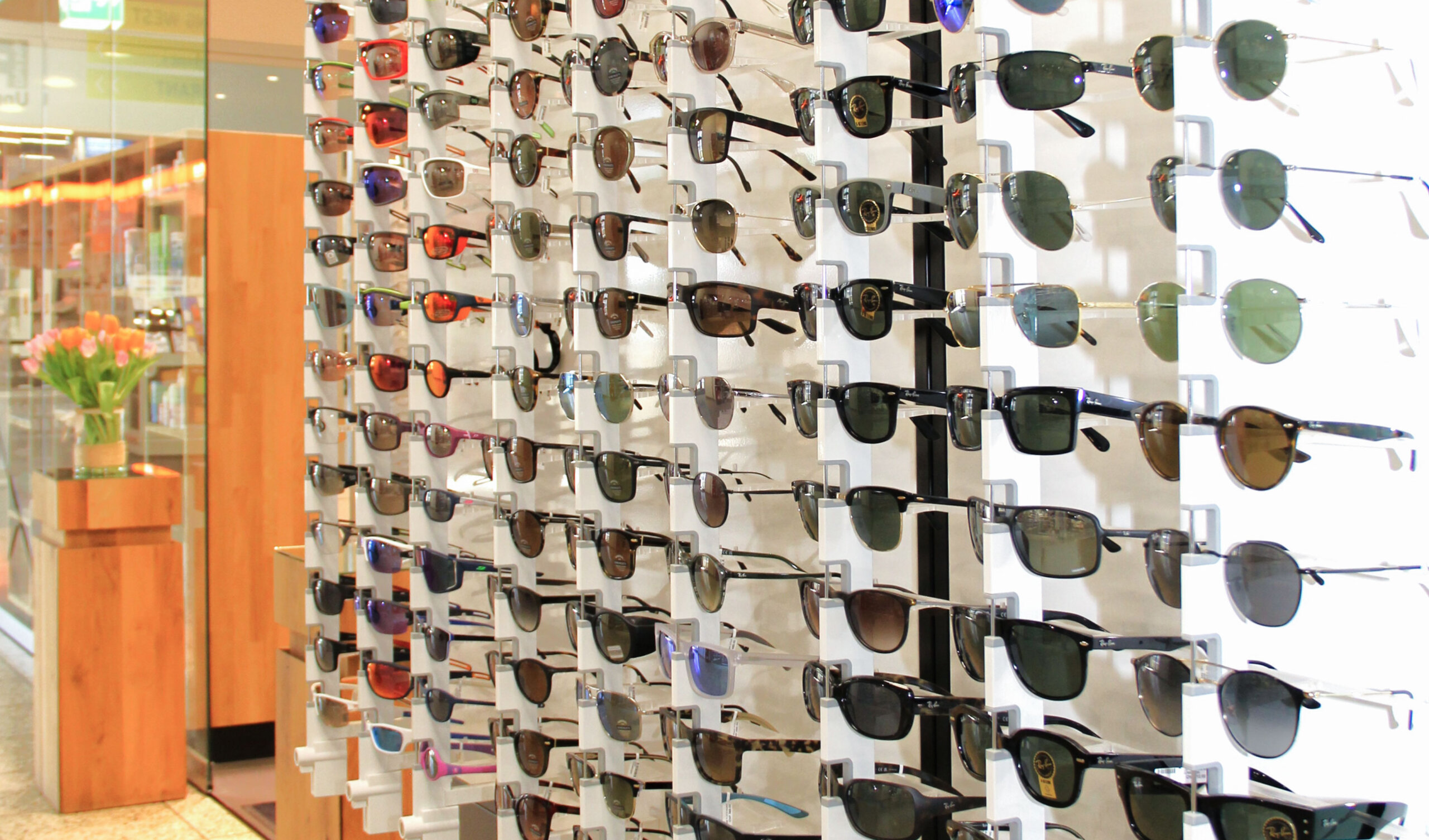 baer_optik_bremgarten_brille_05_web Vielfältige Auswahl an Sonnenbrillen in der Ausstellung von Bär Optik