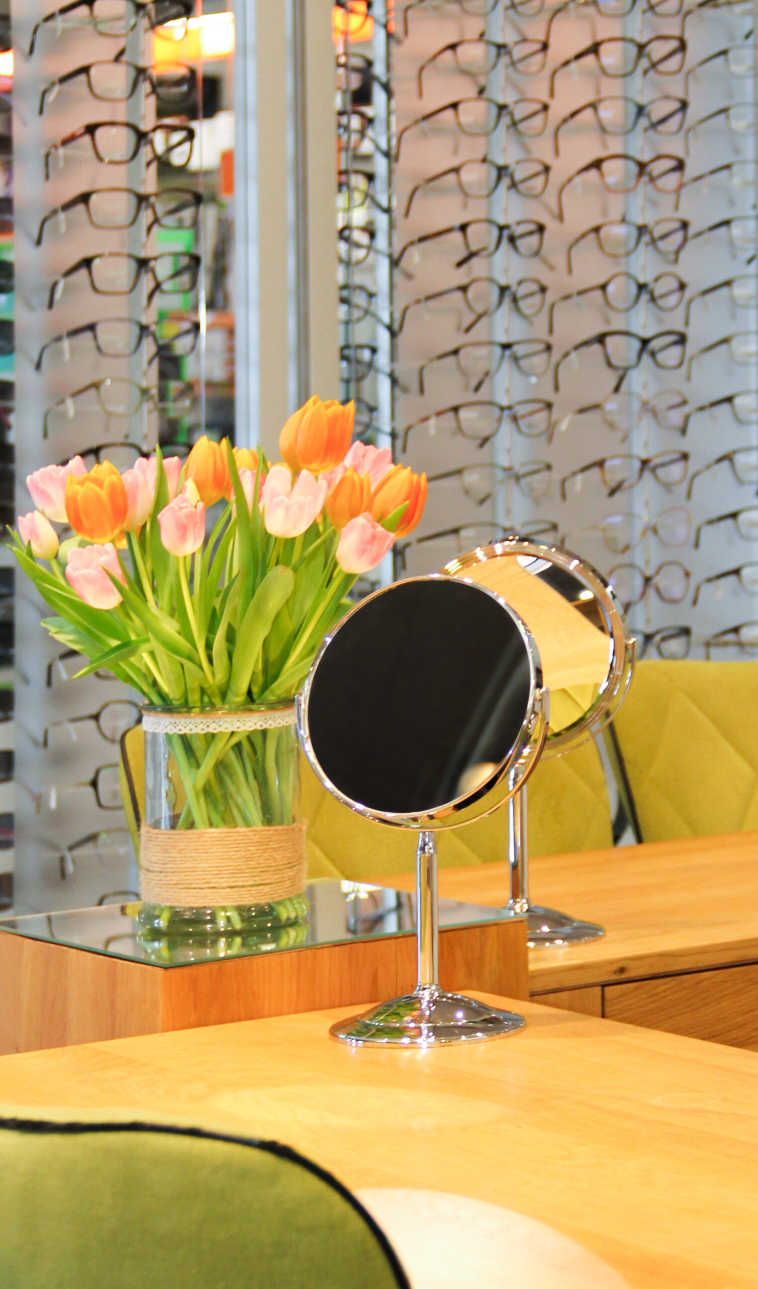 baer_optik_bremgarten_brille_22_web Beratungstisch bei Bär Optik